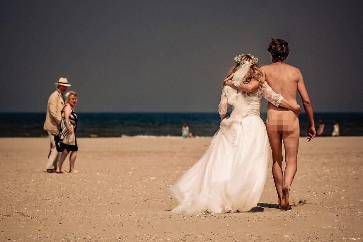 Top-35 Ridiculous Beach Photos