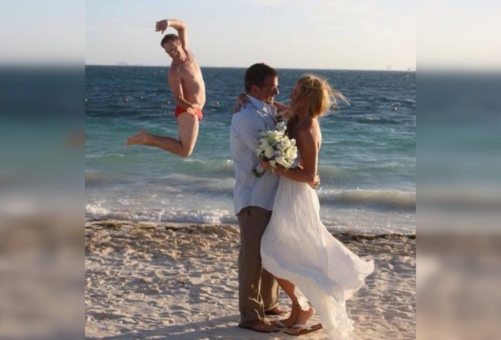 Top-35 Ridiculous Beach Photos