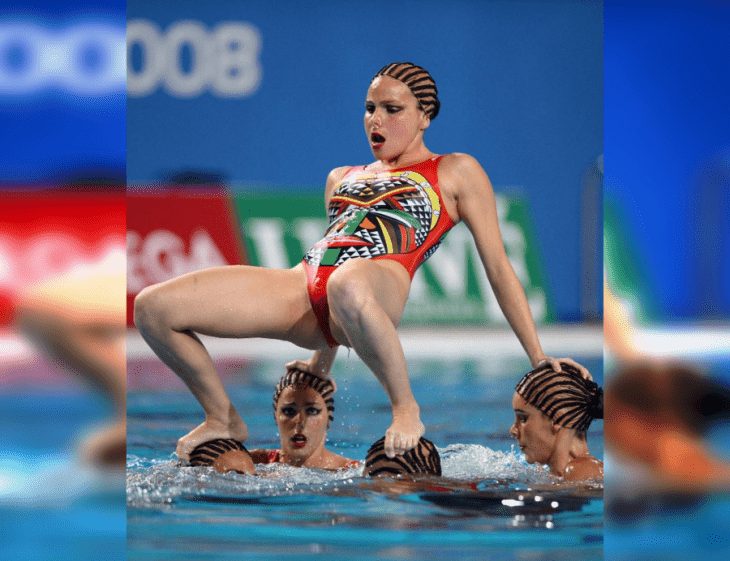 Witty Synchronized Swimming Captures: Hilarious Photo Compilation