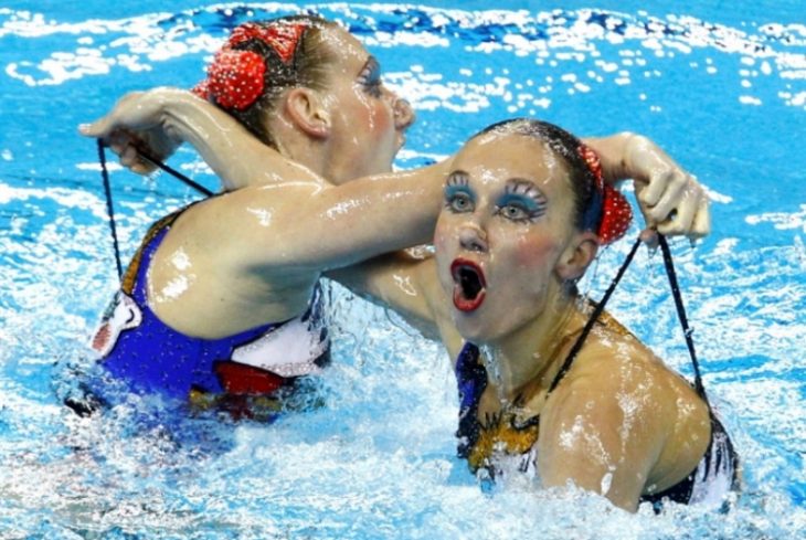 Witty Synchronized Swimming Captures: Hilarious Photo Compilation