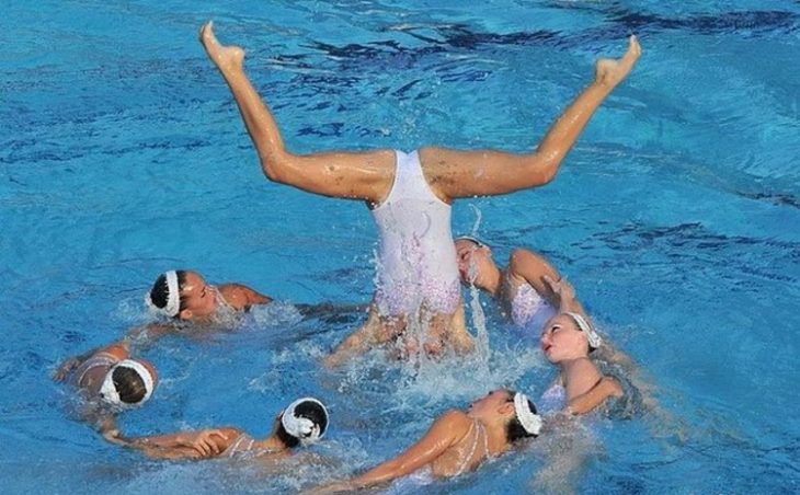 Witty Synchronized Swimming Captures: Hilarious Photo Compilation